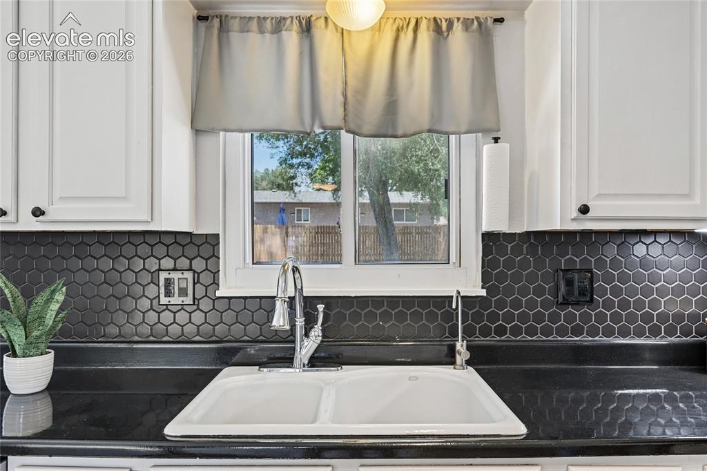 Image 6 of 45: Kitchen