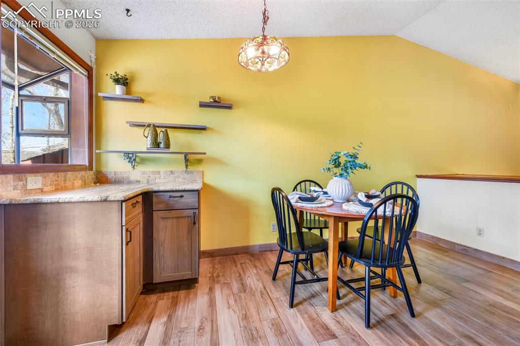 Image 10 of 50: Dining Area