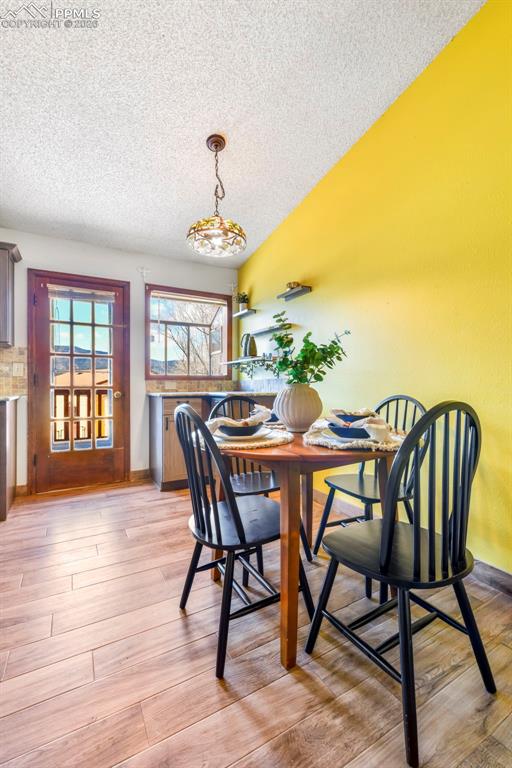 Image 11 of 50: Dining Area