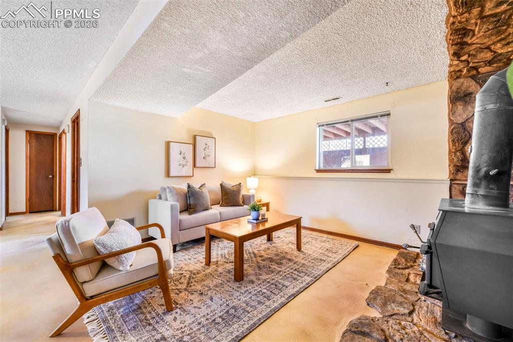 Image 23 of 50: Living Room