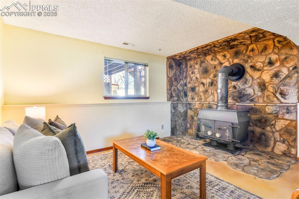 Image 24 of 50: Living Room