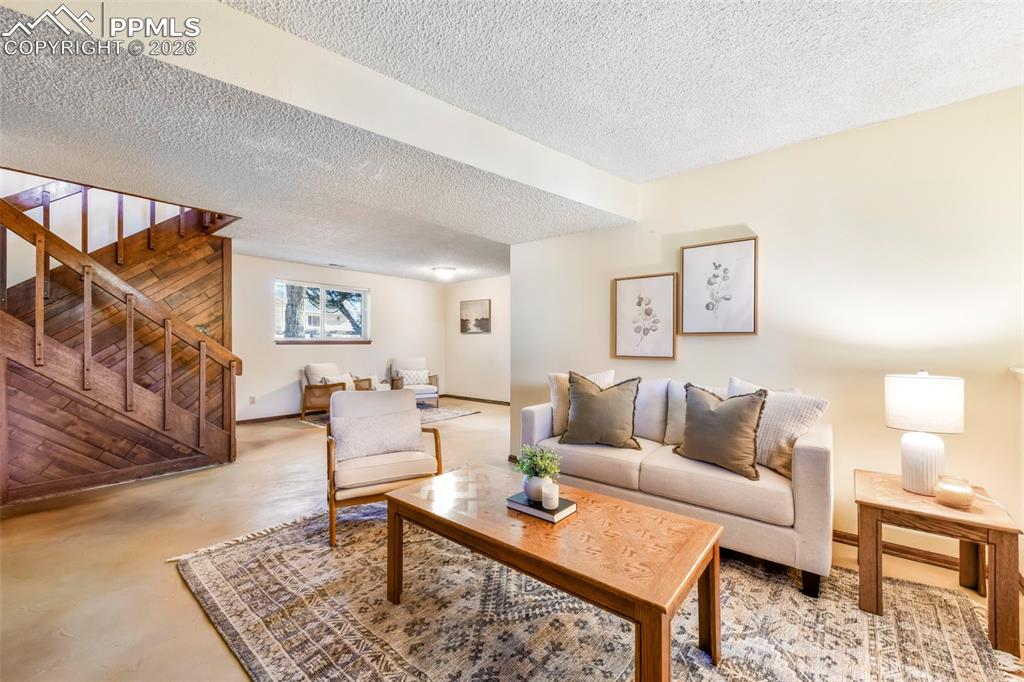 Image 25 of 50: Living Room