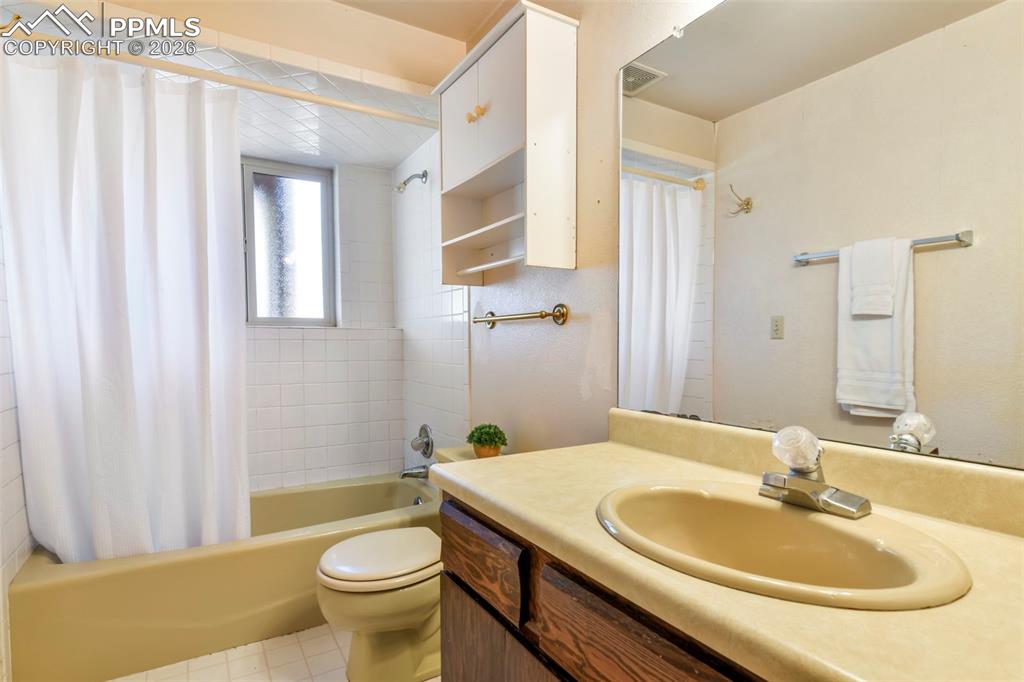 Image 28 of 50: Bathroom