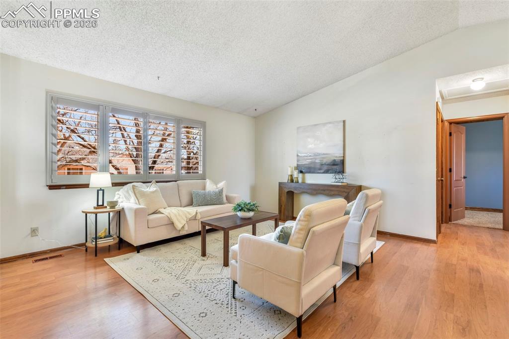 Image 5 of 50: Living Room