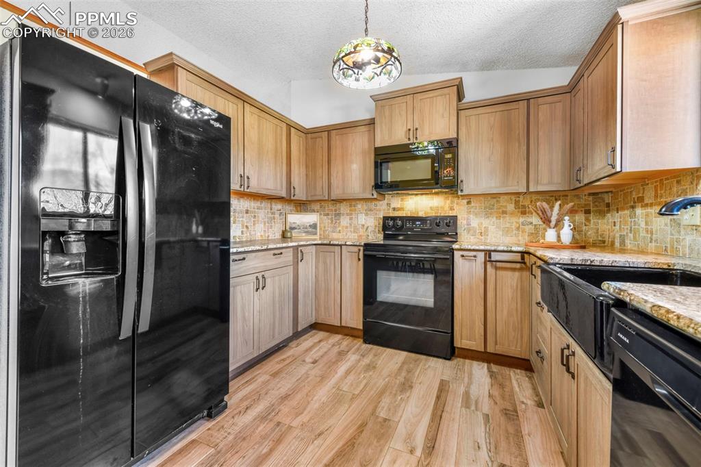 Image 8 of 50: Kitchen