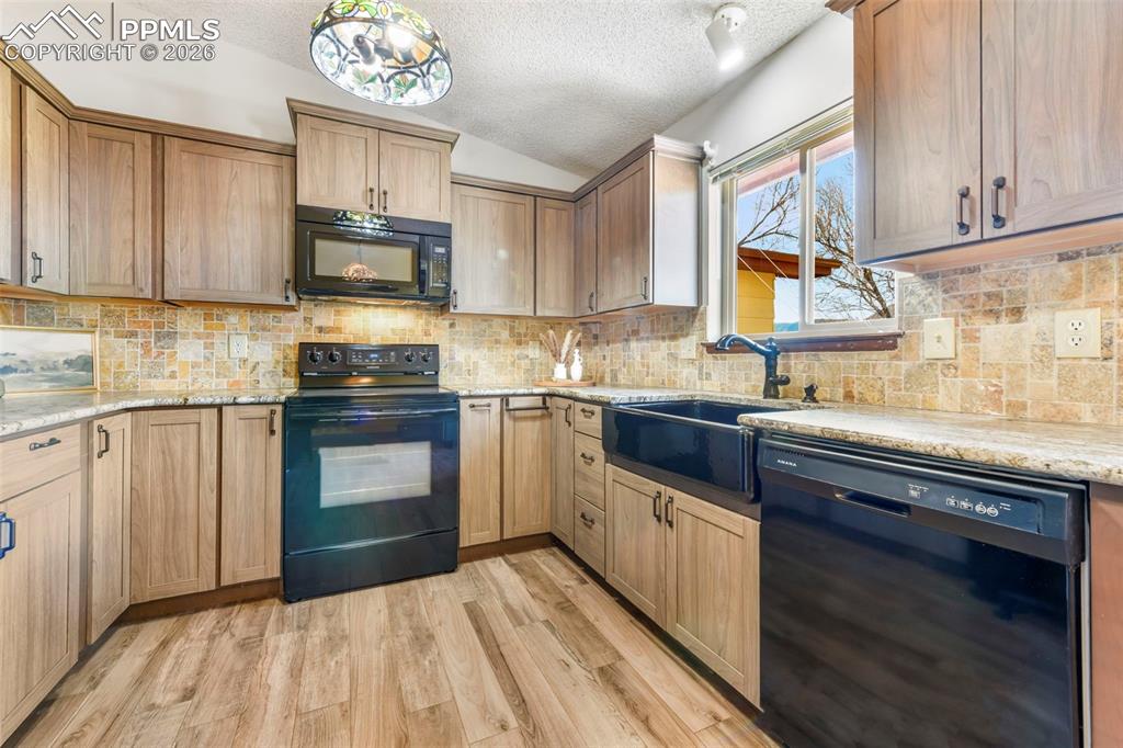 Image 9 of 50: Kitchen