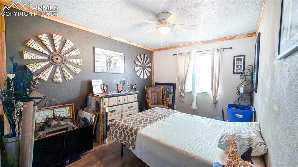 Image 20 of 35: Guest bathroom 