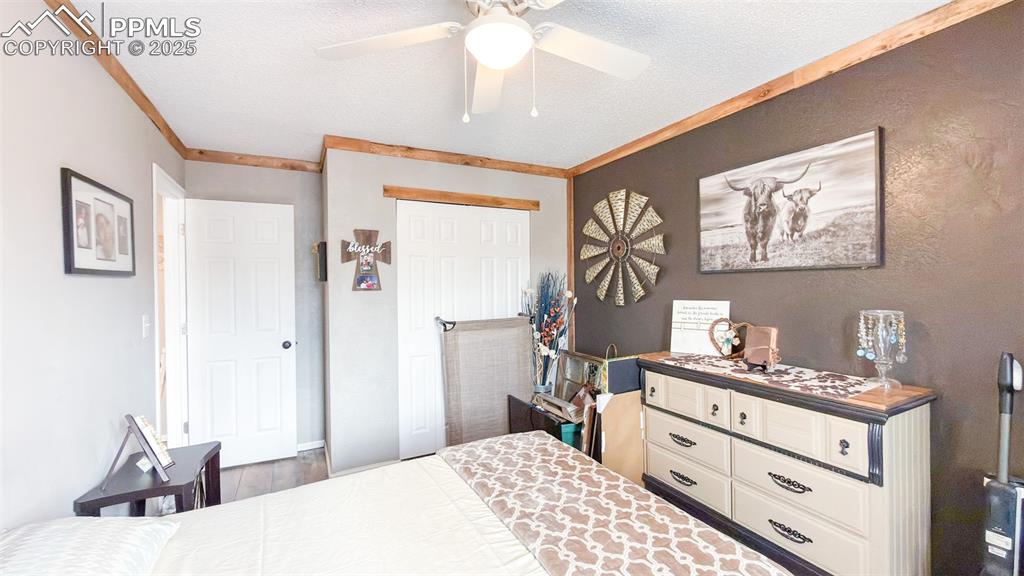 Image 21 of 35: Guest bathroom