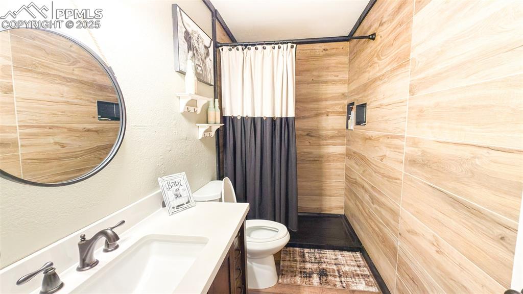 Image 25 of 35: Upstairs bathroom 