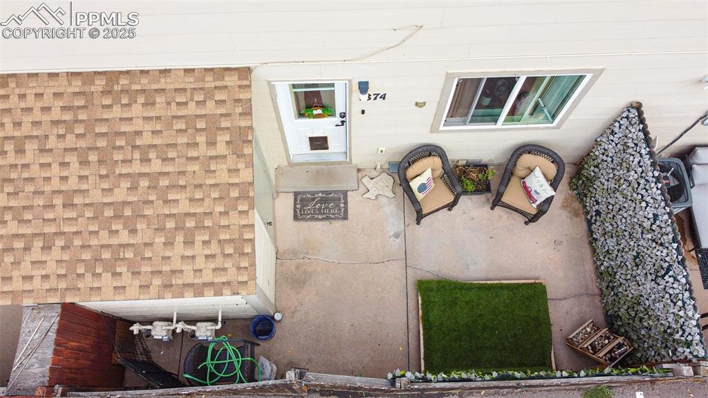 Image 32 of 35: Entry