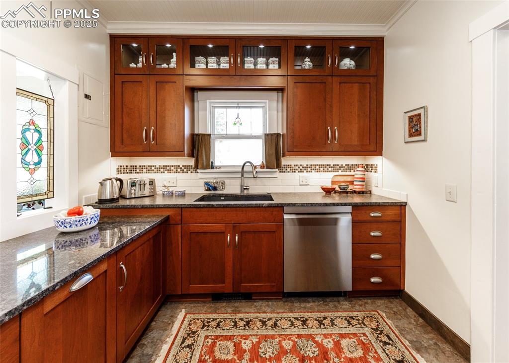 Image 13 of 43: Kitchen