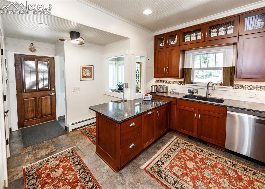 Image 14 of 43: Kitchen