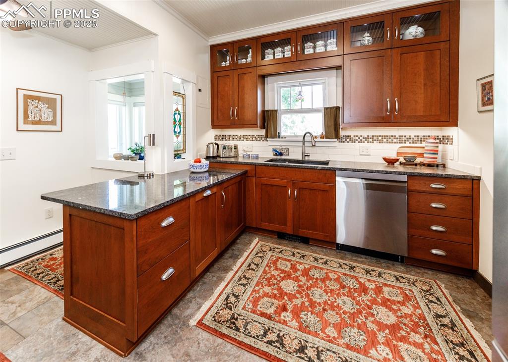 Image 15 of 43: Kitchen