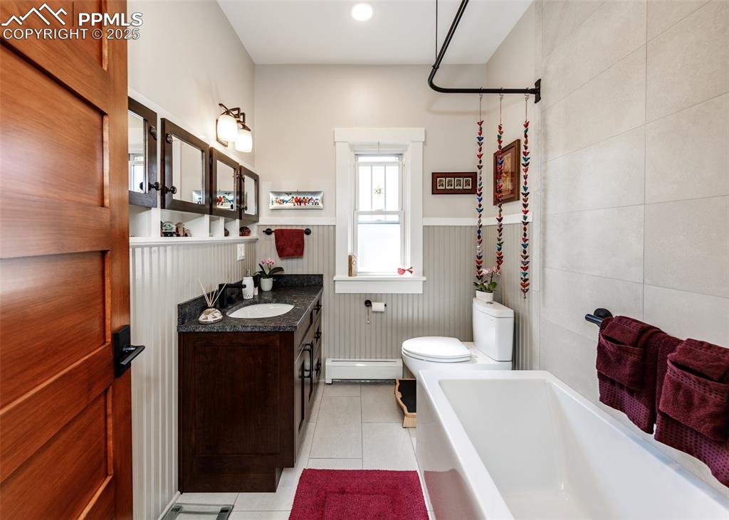 Image 30 of 43: Bathroom