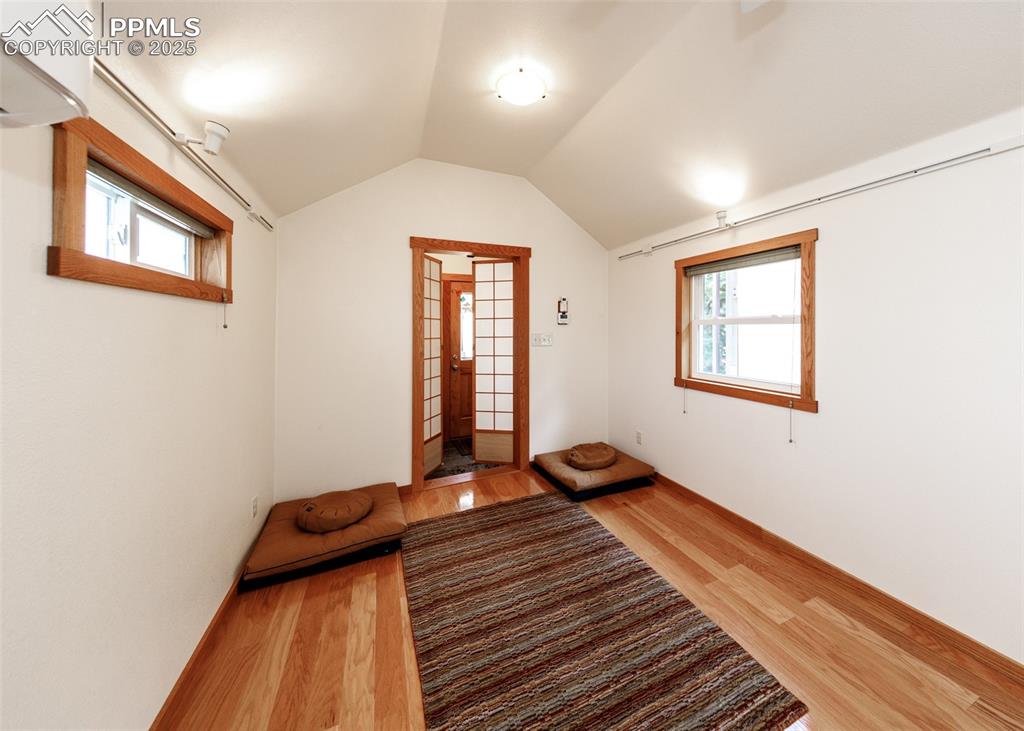 Image 42 of 43: Studio