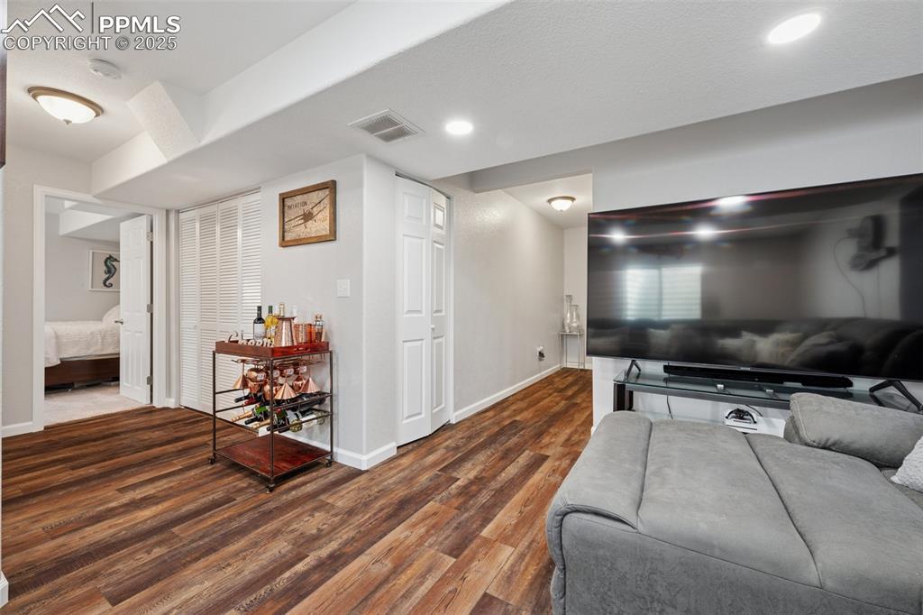 Image 19 of 23: Living Room