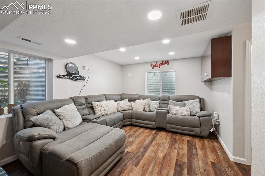 Image 20 of 23: Living Room