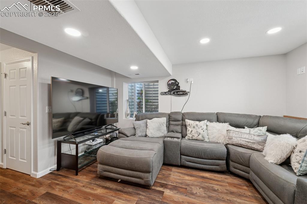 Image 21 of 23: Living Room