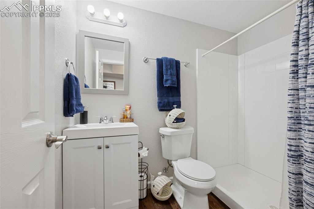 Image 23 of 23: Bathroom