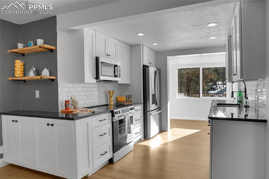 Image 10 of 41: Kitchen