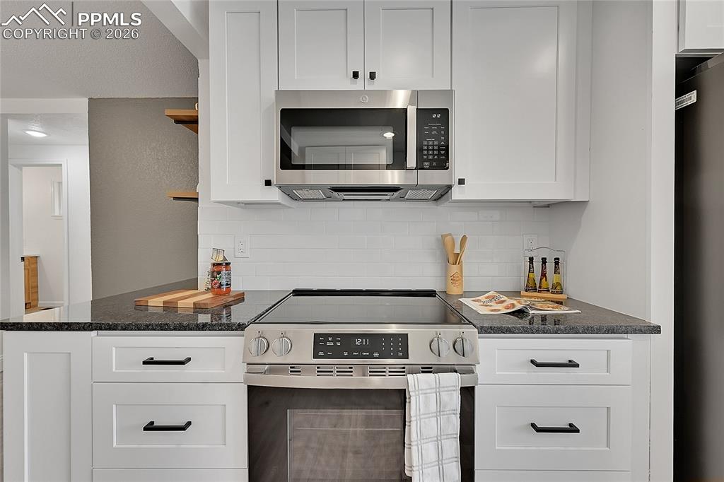 Image 11 of 41: Kitchen