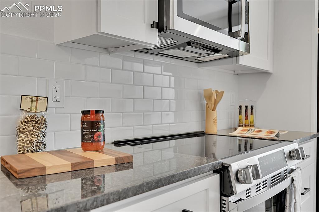 Image 15 of 41: Kitchen