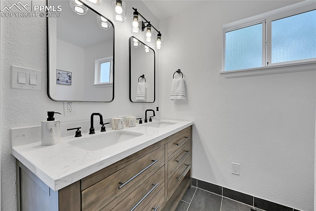 Image 22 of 41: Bathroom