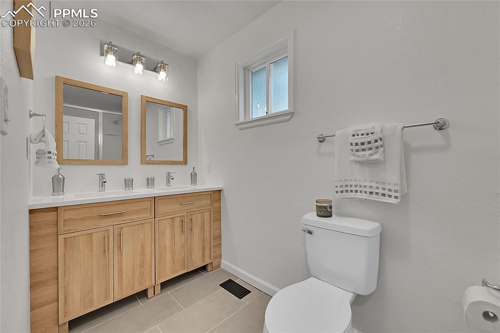 Image 30 of 41: Bathroom