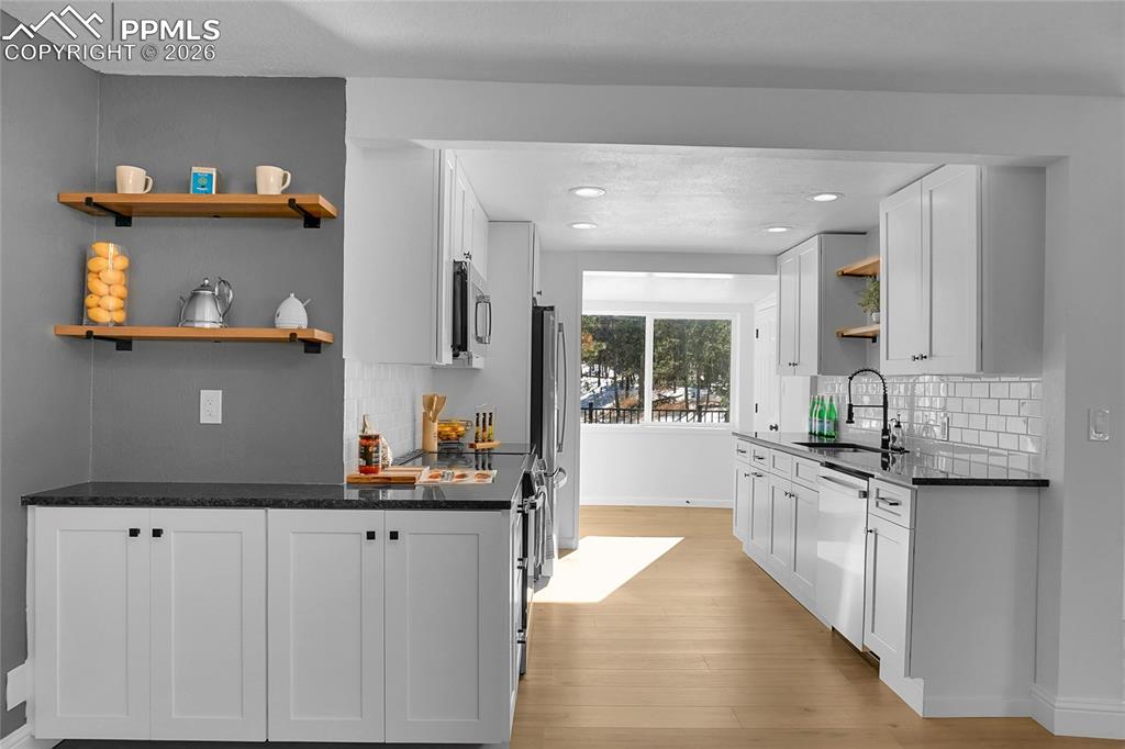 Image 9 of 41: Kitchen