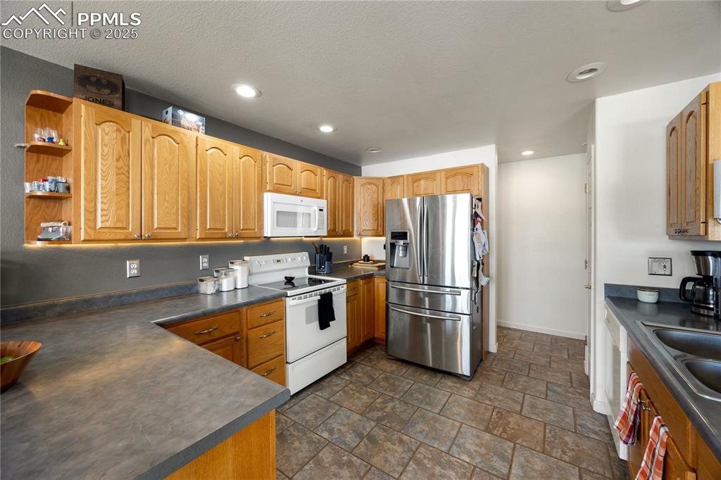 Image 10 of 50: Kitchen