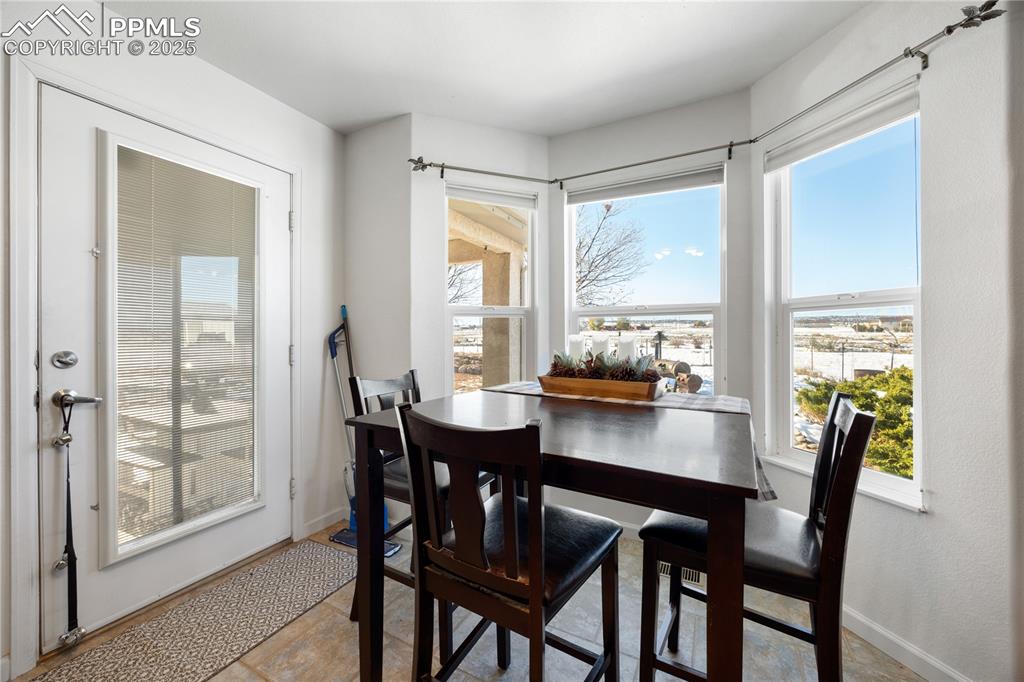 Image 14 of 50: Dining Area