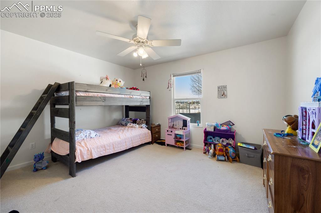 Image 19 of 50: Bedroom