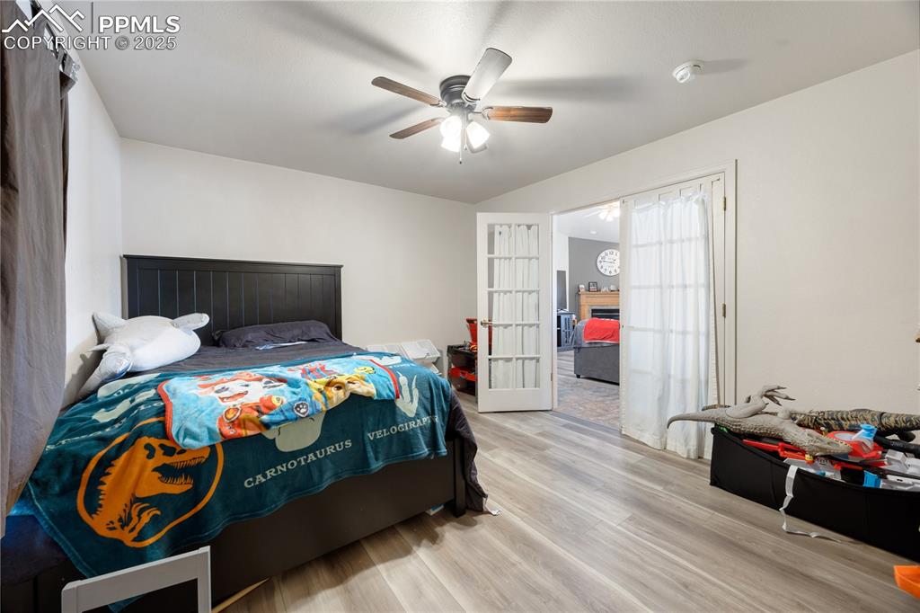 Image 21 of 50: Bedroom