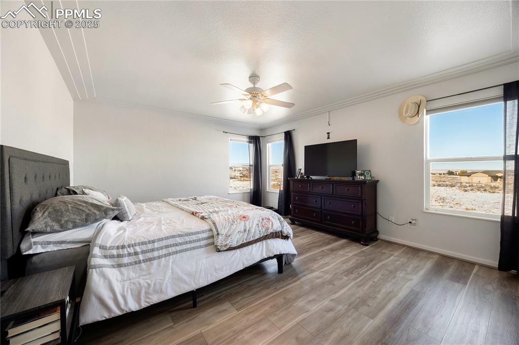 Image 24 of 50: Bedroom