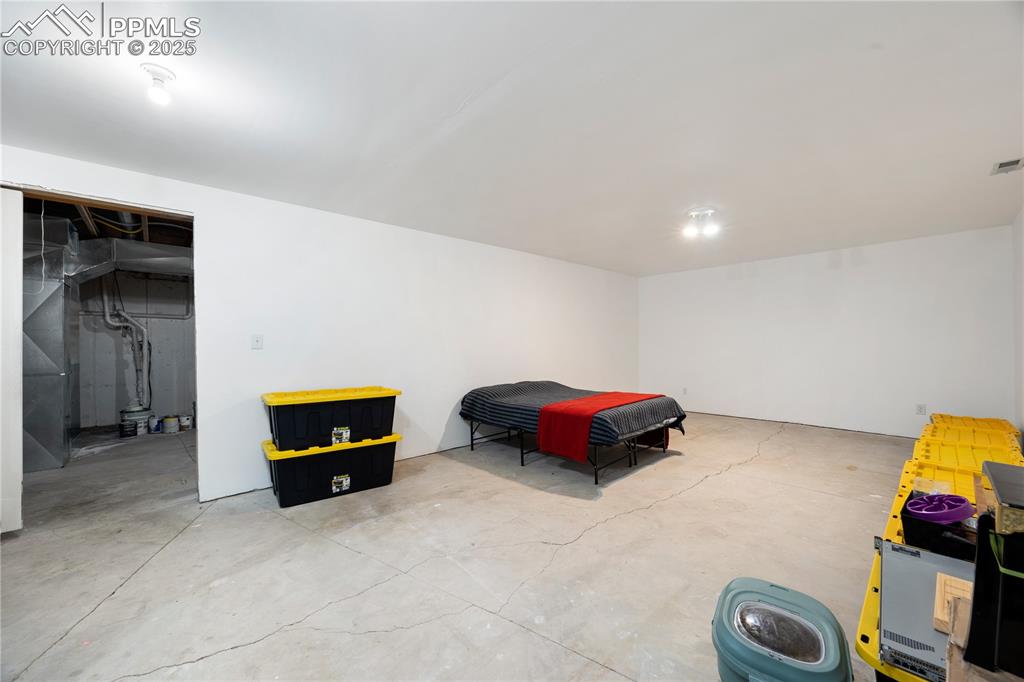 Image 32 of 50: Bedroom