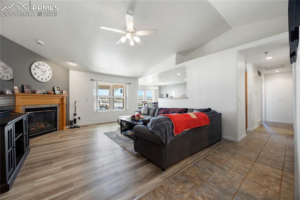 Image 7 of 50: Living Room