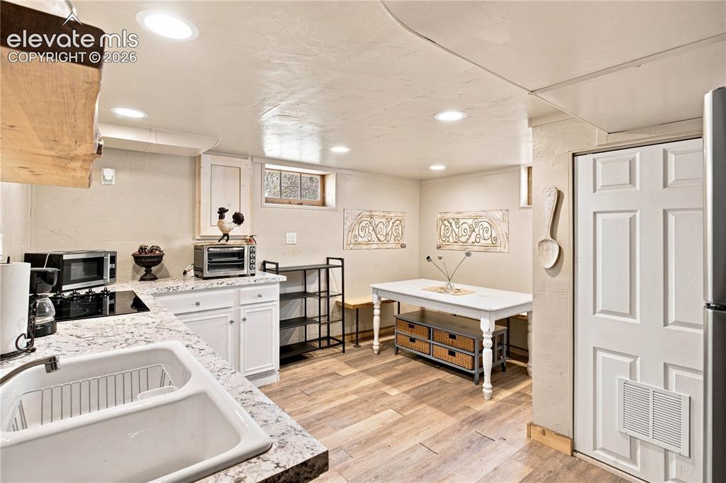 Image 11 of 29: Kitchen