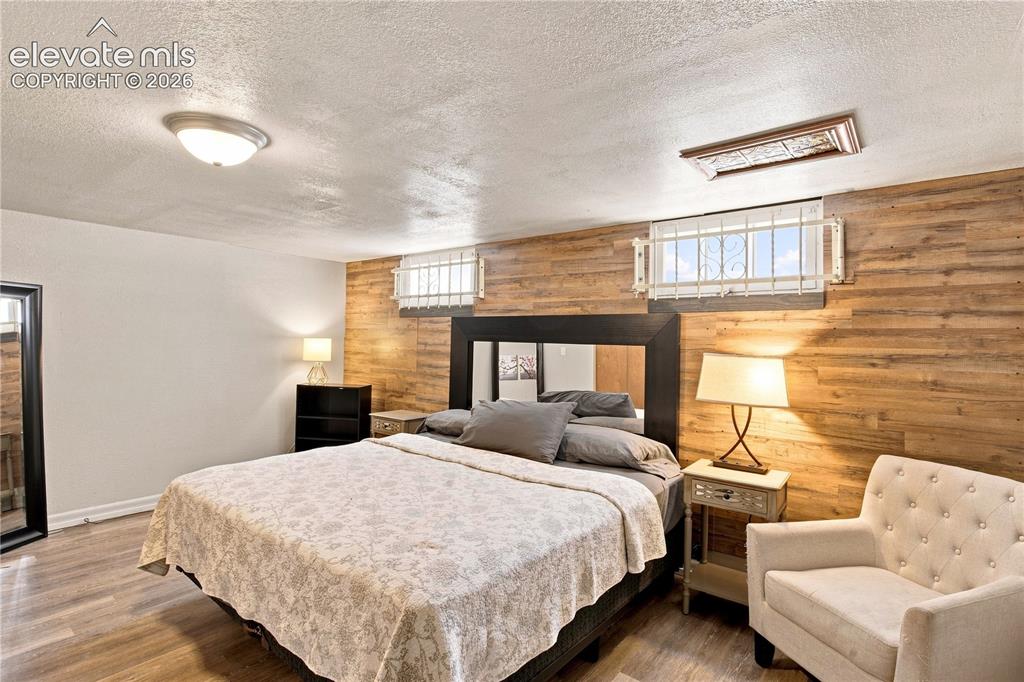 Image 17 of 29: Bedroom