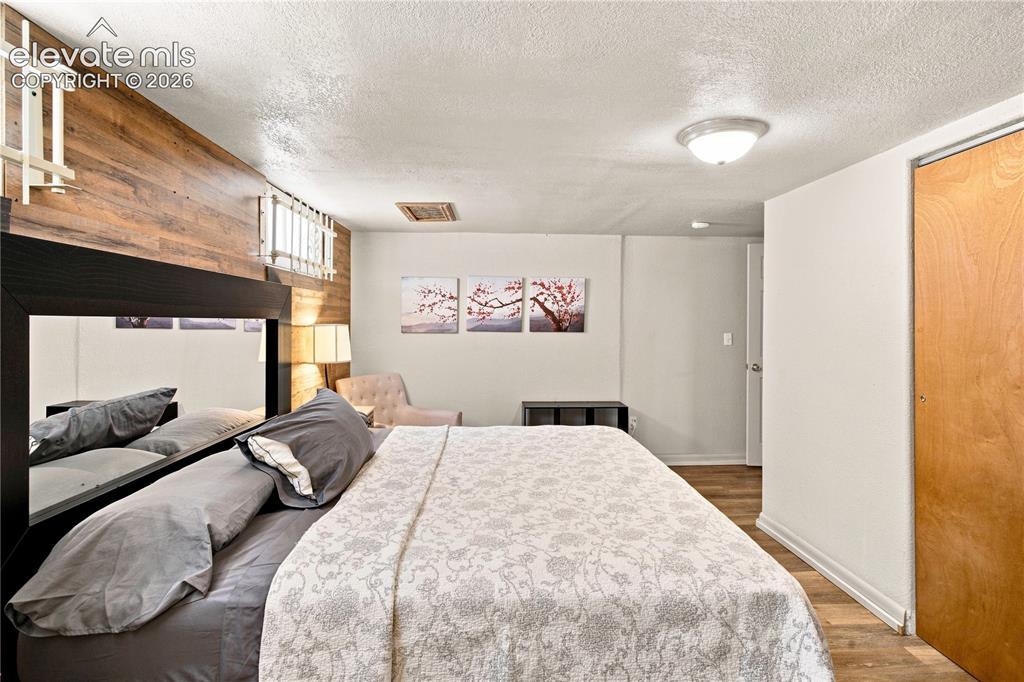 Image 18 of 29: Bedroom