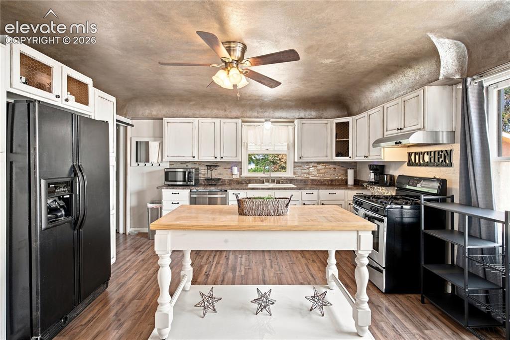 Image 4 of 29: Kitchen