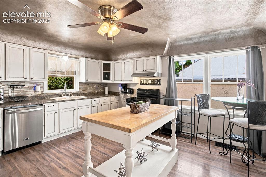 Image 5 of 29: Kitchen
