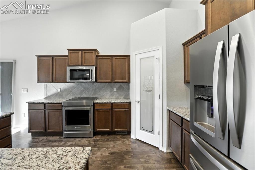 Image 14 of 49: Kitchen
