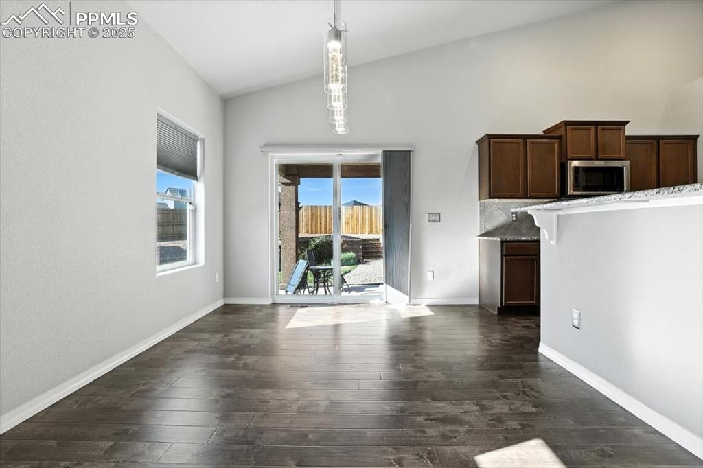 Image 16 of 49: Dining Area