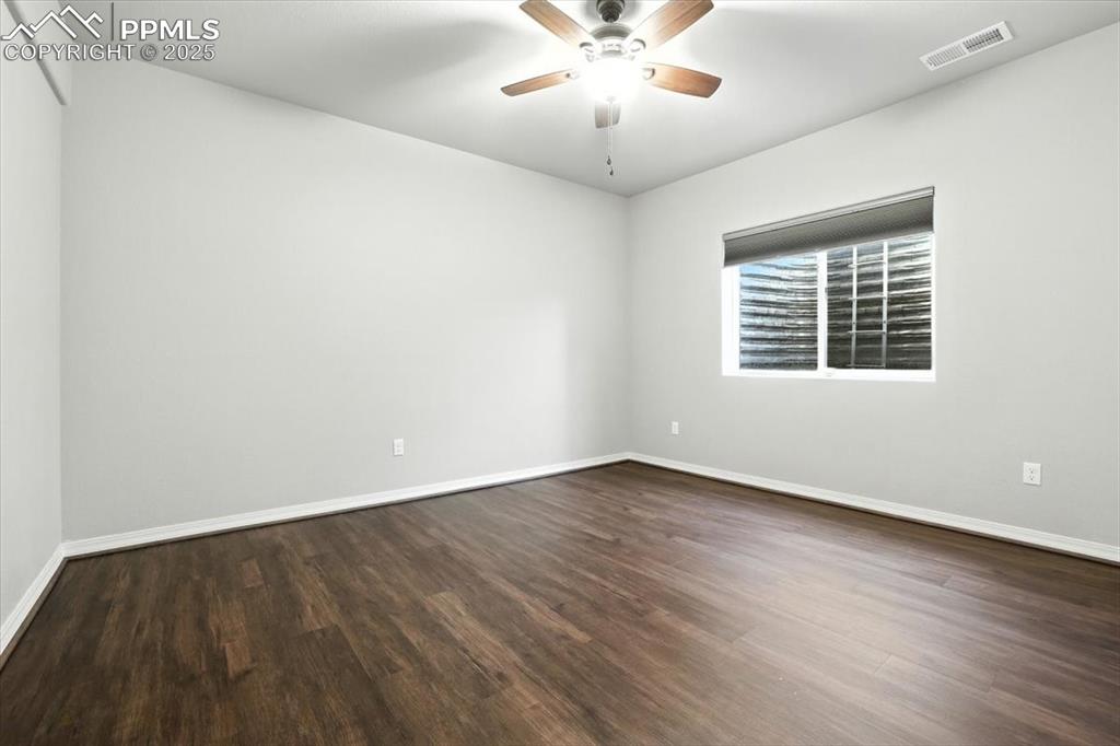Image 42 of 49: Bedroom