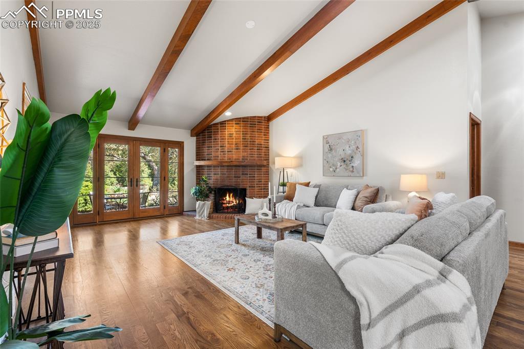 Image 13 of 36: Living Room