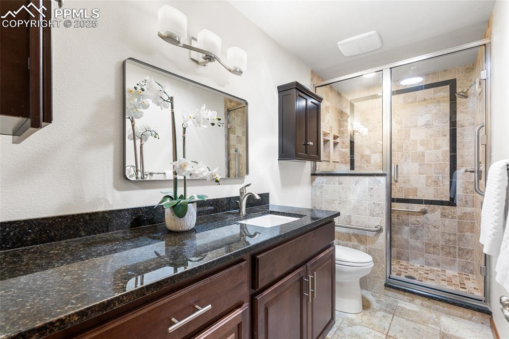 Image 22 of 36: Bathroom