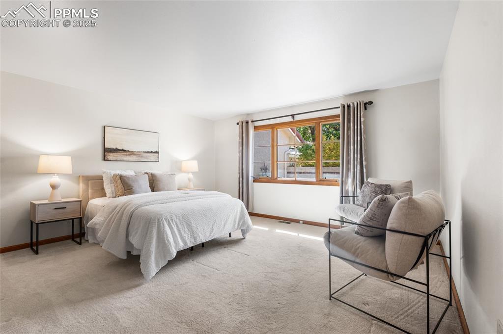 Image 23 of 36: Bedroom