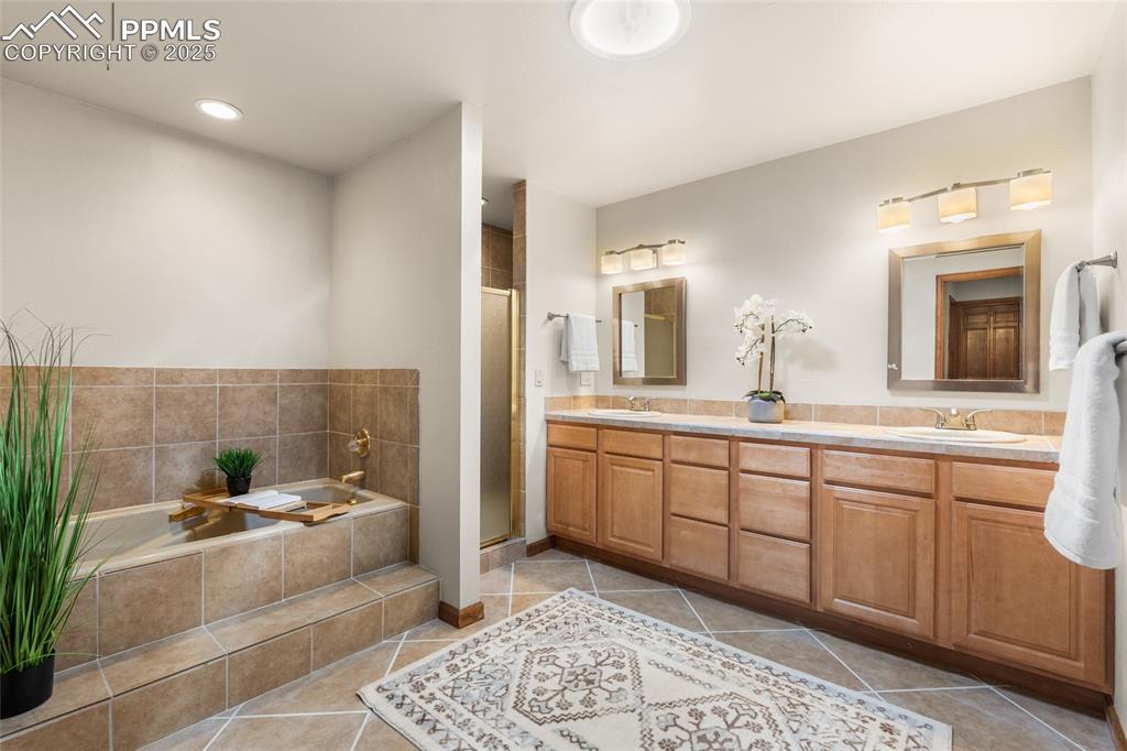 Image 24 of 36: Bathroom