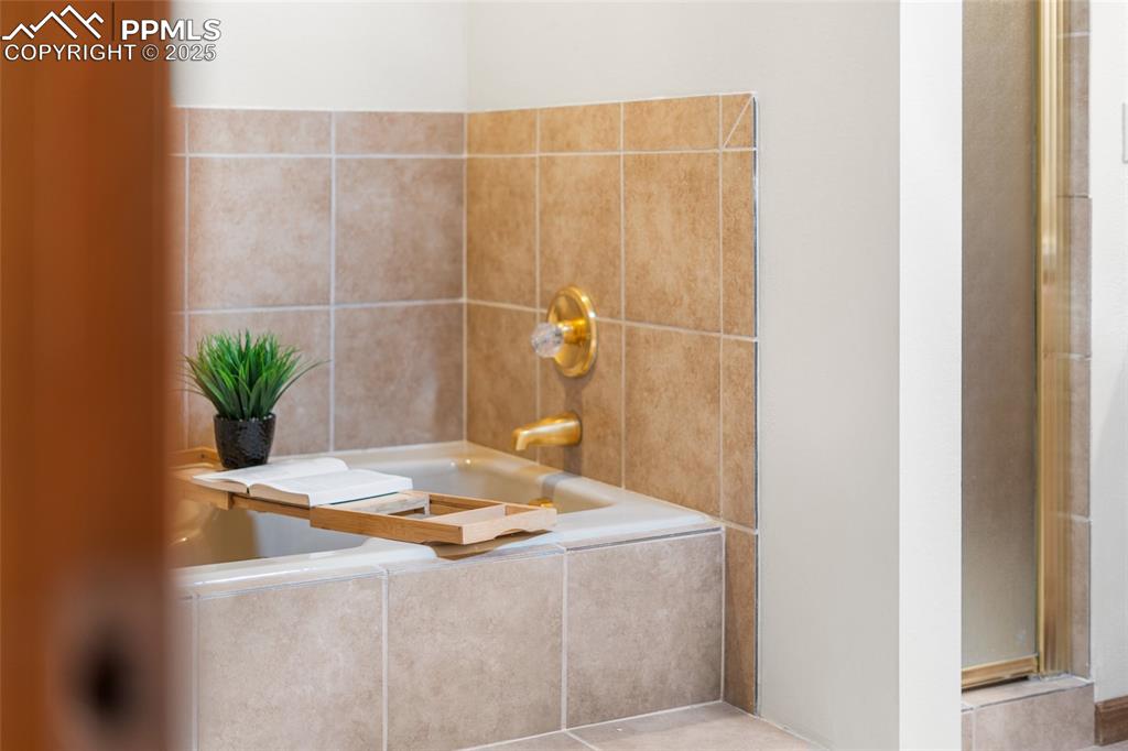 Image 25 of 36: Bathroom