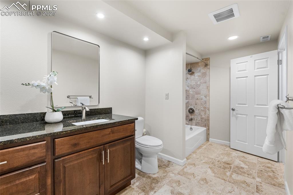 Image 31 of 36: Bathroom